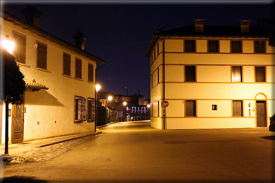 foto Bassano del Grappa di notte